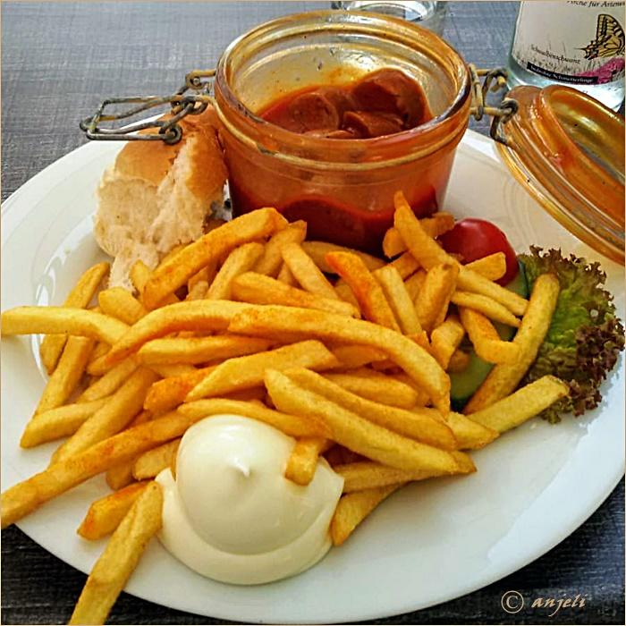 Pommes Currywurst.jpg