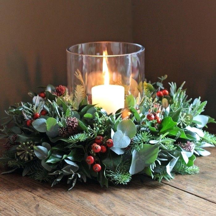 a-1001-ideen-fa-1-4-r-weihnachtsgestecke-zum-basteln-wreaths-adventskranz-selber-mit-kugeln-adventsgestecke-aus-naturmaterialien-eine-kerze-in-der-mitte-auf-braunem-hintergrund-se.jpg