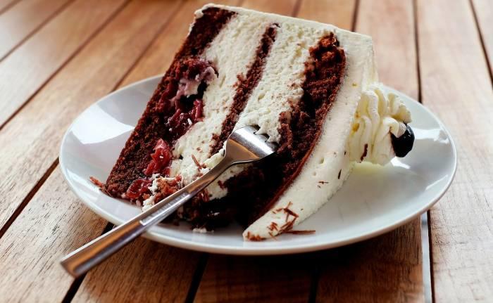 bekanntes-deutsches-kuchenrezept-schwarzwaelder-kirschtorte-700x431  P.jpg