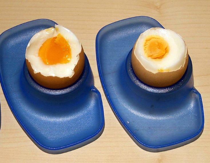 Boiled_eggs,_increasing_in_boiling_time_from_left_to_right (2).jpg