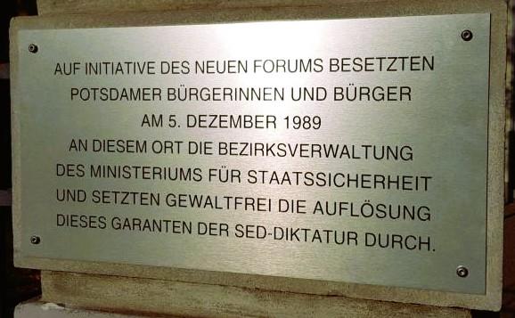 2019_12_05_gedenktafel_stasi-besetzung_1989_meier_kruczek_nooke.jpg