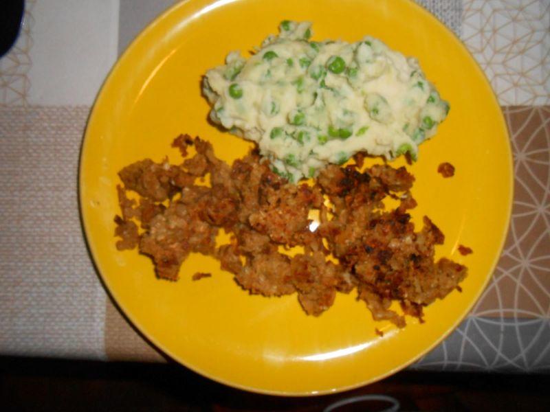 Kartoffelstampf-Erbsen-zerbroselter-Räeuchertofu.jpg