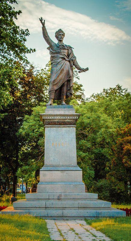 Petofi_monument_in_Budapest.jpg