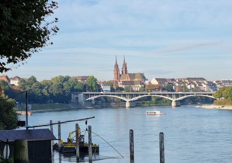 Basel in der herbstlichen Morgensonne.jpg