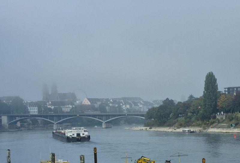 Basel in dem herbstlichen Morgennebel.jpg