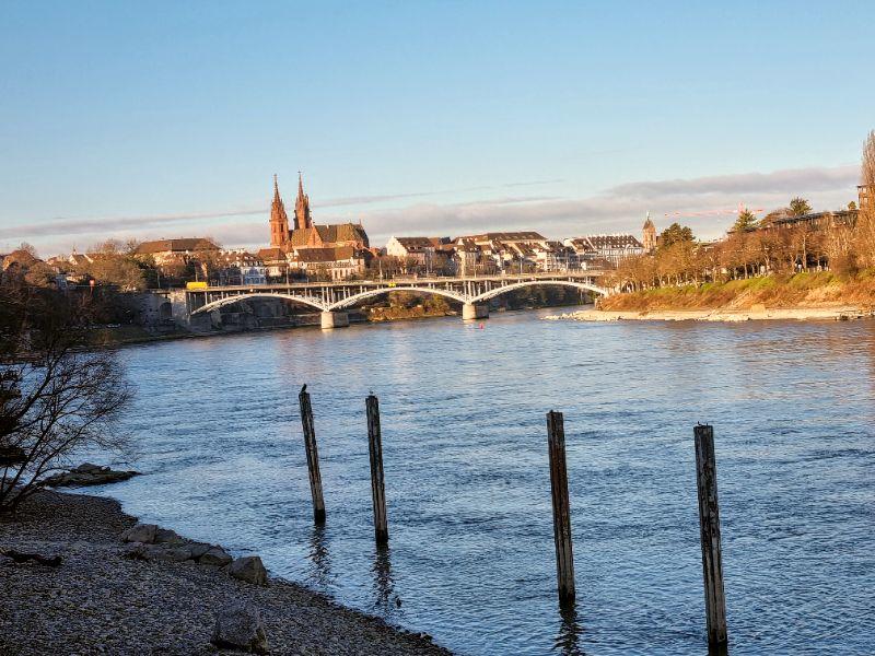 Basel in der herbstlichen Morgensonne am 08.02.2022.jpg