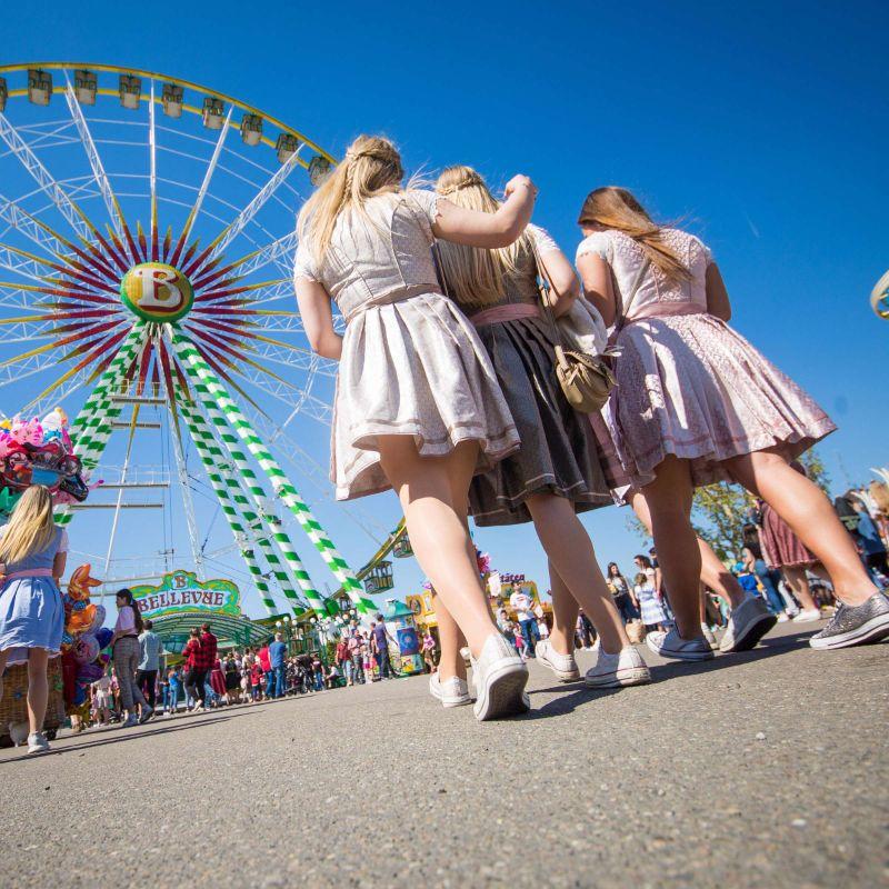 27807270-frauen-vor-einem-riesenrad-auf-dem-cannstatter-wasen-2OJIRrBroIec.jpg