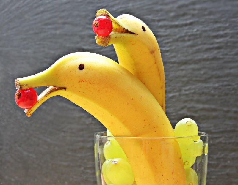 banana-dolphin-1737840_1920.jpg