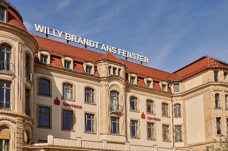 Willy-Brandt-ans Fenster.jpg